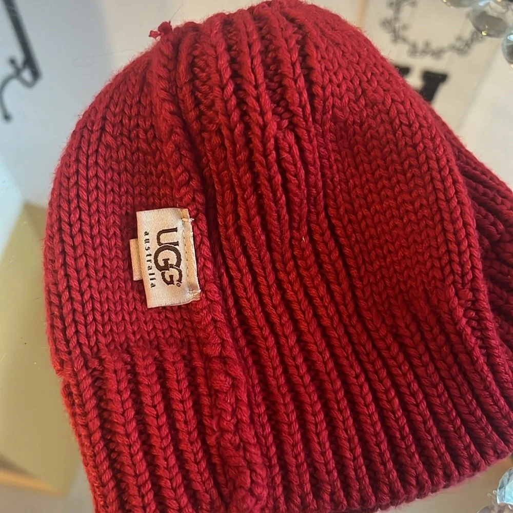 UGG Kids Vibrant Red Knit Hat with Pom-Pom 2-4 years old - Picture 4 of 5